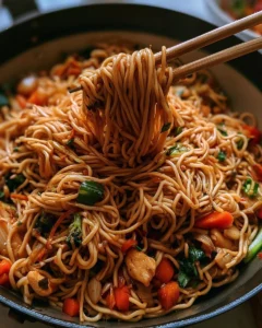 Plat de Chow Mein avec légumes et nouilles sautées